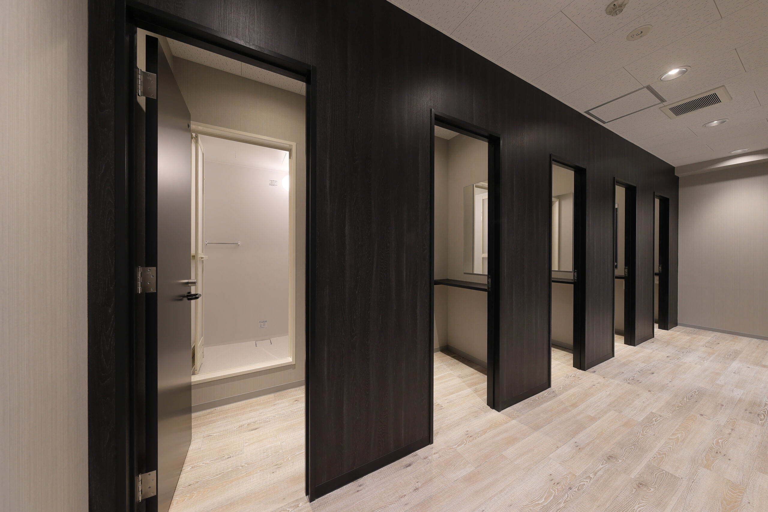 シャワールームは、快適×安心の鍵付個室を5ブース男女ともに完備しています。
