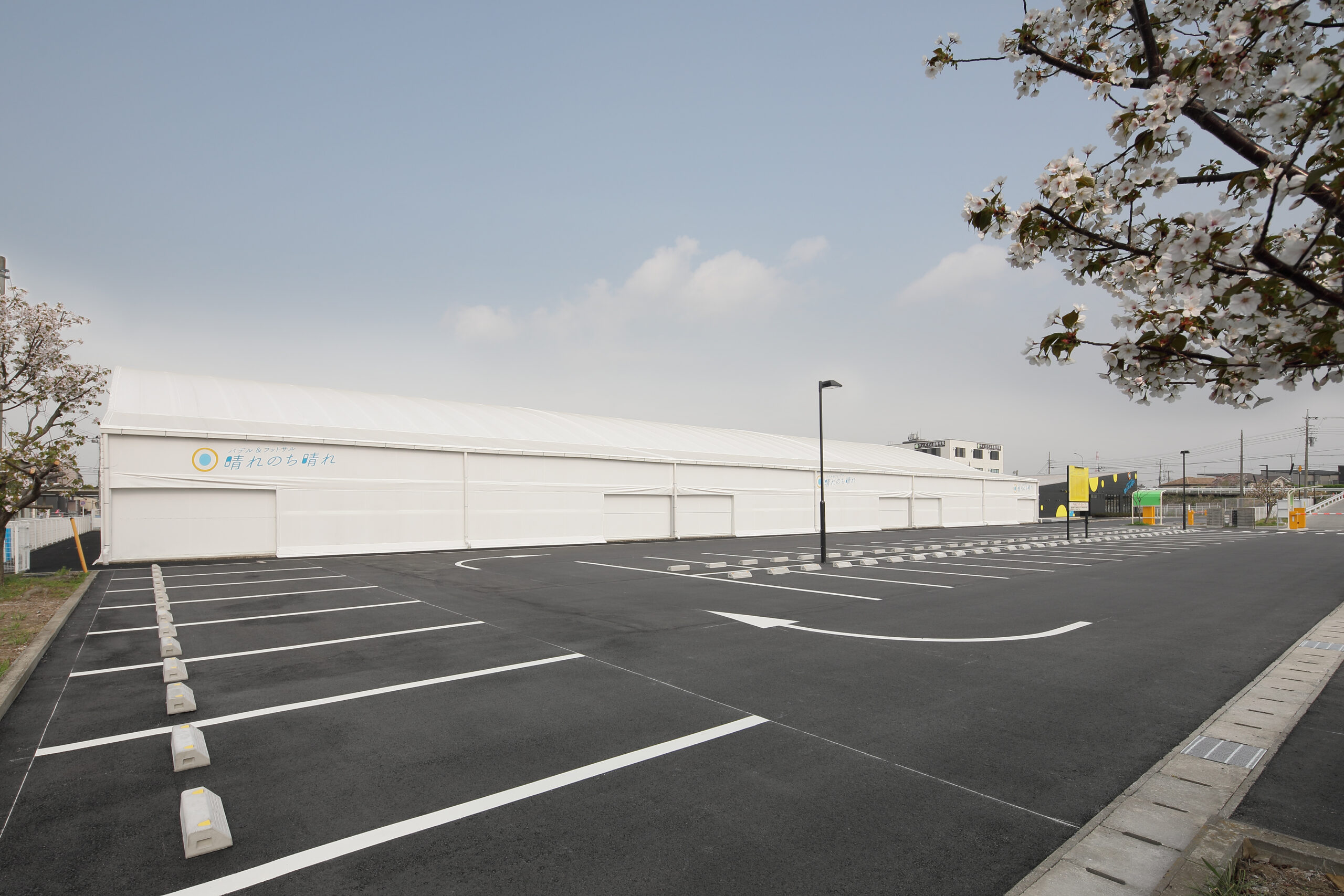 大型駐車場完備で送迎にも困りません！