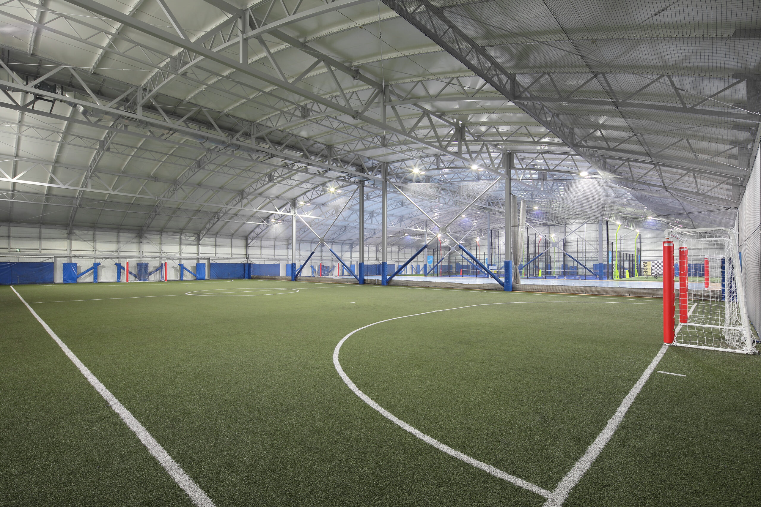 完全屋内ドームコートで天候による心配なし！
天然芝に限りなく近いゴムチップ入りロングパイル人工芝コート（38m×18m）