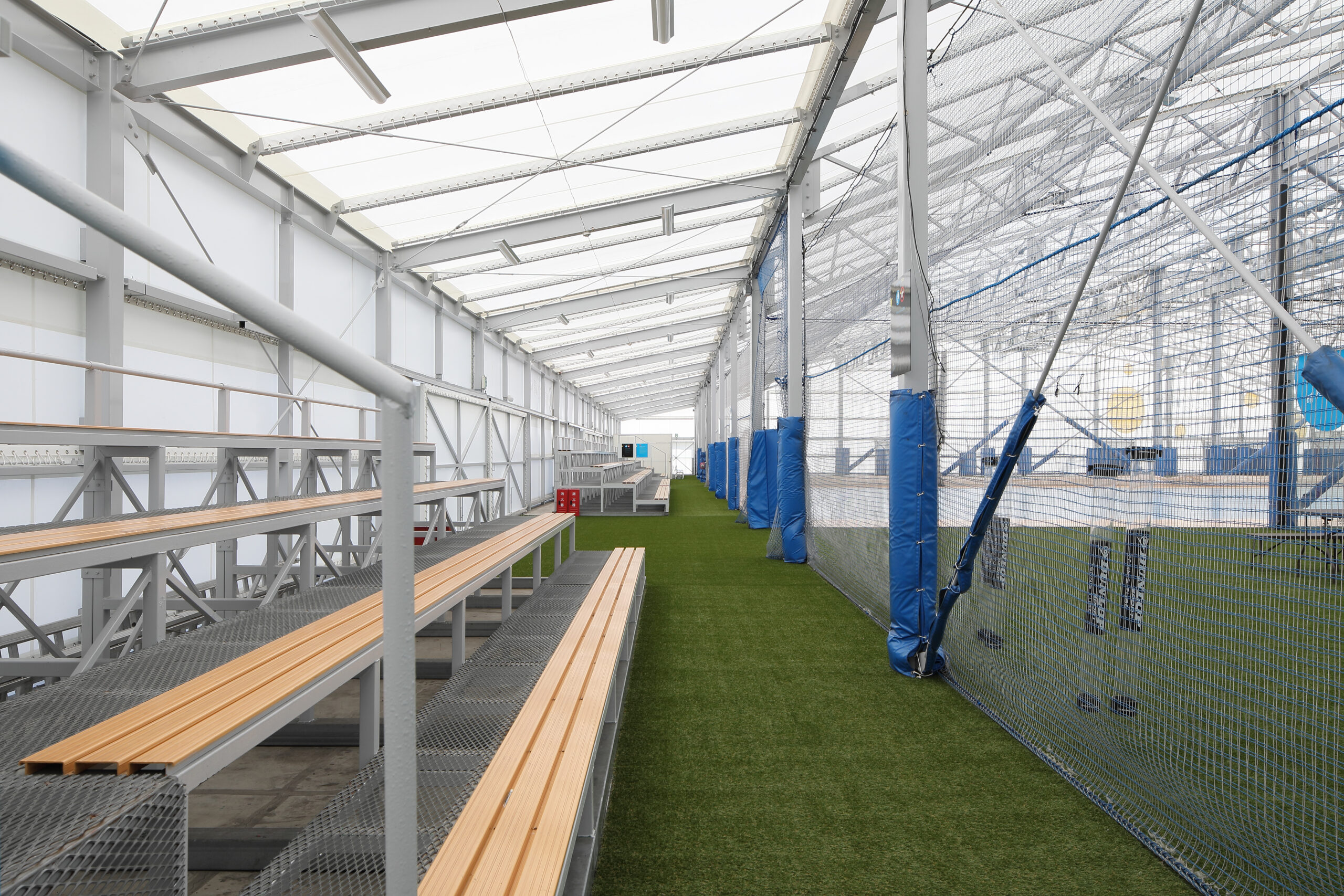 コートに併設された観覧席で、お子様がプレーしている姿を見ることができます。